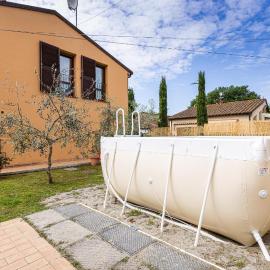2 Bedroom Amazing Home In Orentano, hotel em Orentano