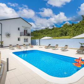 Awesome Home In Selce