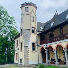 Burg Aue- Ferienwohnungen Erzglück - Familien - im Grünen - zentral, hotel in Aue