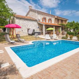 Stunning Home In Erzisce