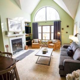 Ski On-Ski Off Okemo Mountain Getaway for Families with Pool & Hot Tubs, hotel in Ludlow