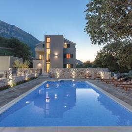 Six-Bedroom Holiday Home In Zagvozd, hotell i Zagvozd