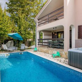 Nice Home In Njivice With Sauna, hotel a Njivice