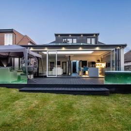 Luxury 4-Bedroom High-End Home, Includes Jacuzzi and Pool Table, hotel in Northwood