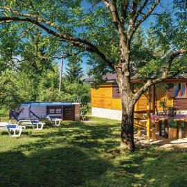 Two-Bedroom Holiday Home In Trosmarija, hotel di Trošmarija