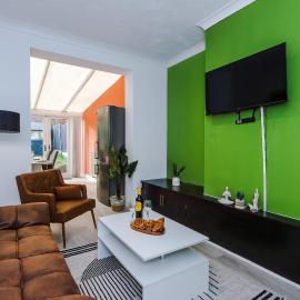 The Lyme Lounge - Warm & Modern Fully Furnished 3BR Home - Sleeps 7 with Driveway Parking & WiFi in New Castle - Ideal for Business & Leisure Stays by Parydise Properties