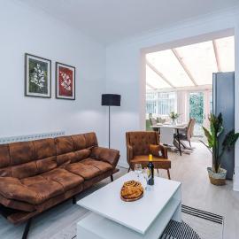 The Lyme Lounge - Contemporary & Warm 3BR Home - Sleeps 7 with Driveway Parking & WiFi in New Castle - Ideal for Business & Leisure Stays by Parydise Properties