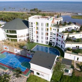 The Grove Essipong Beach Resort, hotelli kohteessa Inchaban