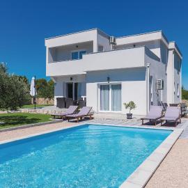 Four-Bedroom Holiday Home In Zaton, hotel din Zaton
