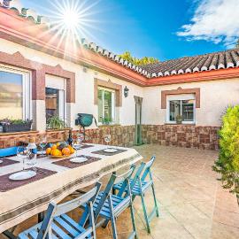 Stunning Air Conditioned House, מלון בCijuela