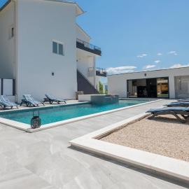 Beautiful Home In Veliki Prolog
