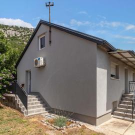 Beach Front Home In Karlobag With Wifi