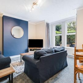 Spacious 3 Bedroom House Sleeps 6 With WiFi