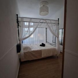 Romantique pour 2 avec lit baldaquin et table de massage