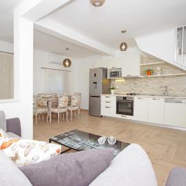 Three-Bedroom Holiday Home In Drvenik, hotel in Drvenik