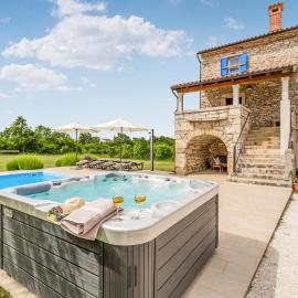 Luxurious Home In Brscici, hotel di Bičići