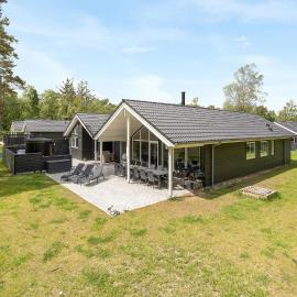 Cozy Home In Væggerløse With Wifi, отель в городе Bøtø By