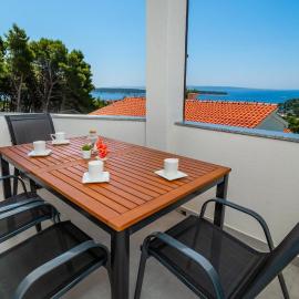 2 Bedroom Beach Front Apartment In Banjol, hotel in Banjol