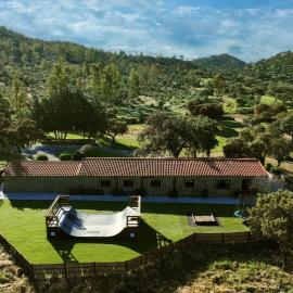 Casa Rural con skatepark y piscina " La Quijada del Lobo ", hotel a Llerena