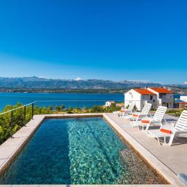 Five-Bedroom Holiday Home In Novigrad, hotel in Novigrad Dalmatia