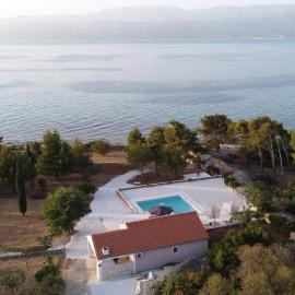 Beach Front Home In Supetar, hotell i Supetar