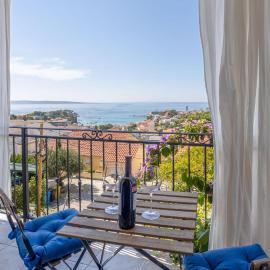 Beach Front Apartment In Mundanije With Wifi, hotel in Mundanije