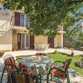 3 Bedroom Cozy Apartment In Viskovo