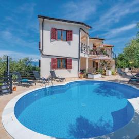 Beach Front Apartment In Labin With Sauna، فندق في Drenje