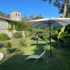 GITE 40 m2 - à Coutras STUDIO avec kitchenette , espace salon, TV, 2 à 3 personnes PISCINE WIFI CLIM près Saint EMILION