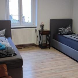 Große Monteurwohnung André bei Würzburg bis 6 Personen mit eigenen gratis Parklätzen und Grill und WLAN 3x Schlafzimmer - nur Einzelbetten