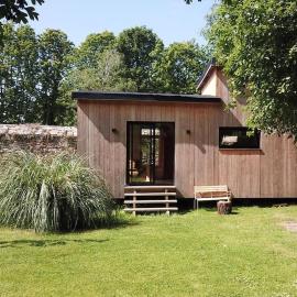 Tiny à l'orée des bois, hotel v destinácii Locquénolé