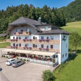 Hotel Schönberger, hotel di Nussdorf am Attersee