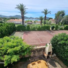 Armence, maison vue mer avec petit jardin et terrain de tennis