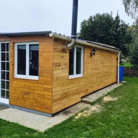 Chalet autonome à louer sur terrain de loisir de 2000m2 avec étang privé、Manouのホテル