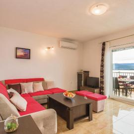 Three-Bedroom Apartment In Komarna