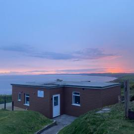 Sunset sea view chalet with hot tub – hotel w mieście Torpoint