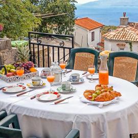 Three-Bedroom Holiday Home In Dragozetici