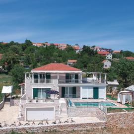 Beautiful Home In Zrnovnica-Split With Sauna, hotel em Cista Provo
