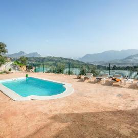 Stunning Home In Algodonales, hotel in Algodonales
