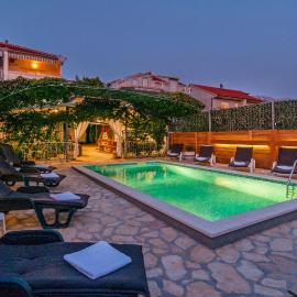Six-Bedroom Holiday Home In Zrnovnica