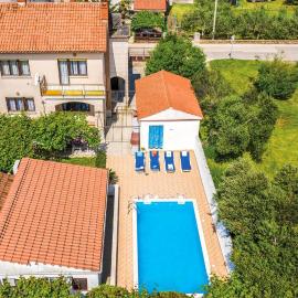 4 Bedroom Pet Friendly Home In Stinjan, hotel u gradu Štinjan