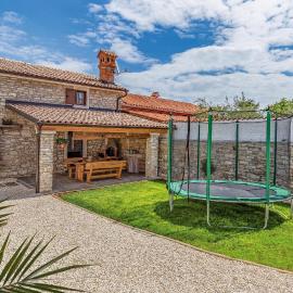 Awesome Home In Peruski With Wifi