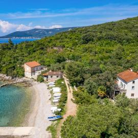 3 Bedroom Beach Front Apartment In Cres