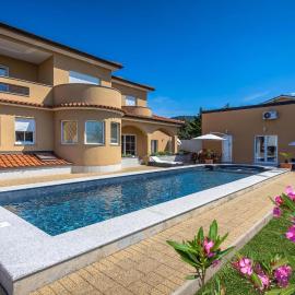 Awesome Apartment In Smrika With Wifi