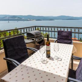 Stunning Apartment In Komarna With Wifi, hotel in Komarna
