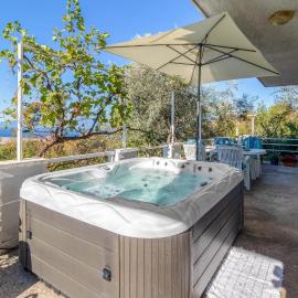 2 Bedroom Beach Front Home In Smrika, hotel in Šmrika
