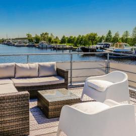 Amazing Ship In Aalsmeer With Harbor View, hotel in Aalsmeer