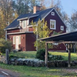 85qm Schwedenhaus mit Booten Tischtennis Grill und nur 15km bis Vimmerby, hotel i Södra Vi