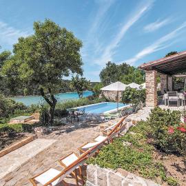 Beach Front Home In Kampor, hotel u gradu Kampor