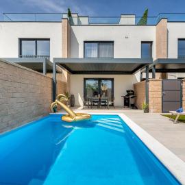 Luxurious Home In Peroj With Sauna